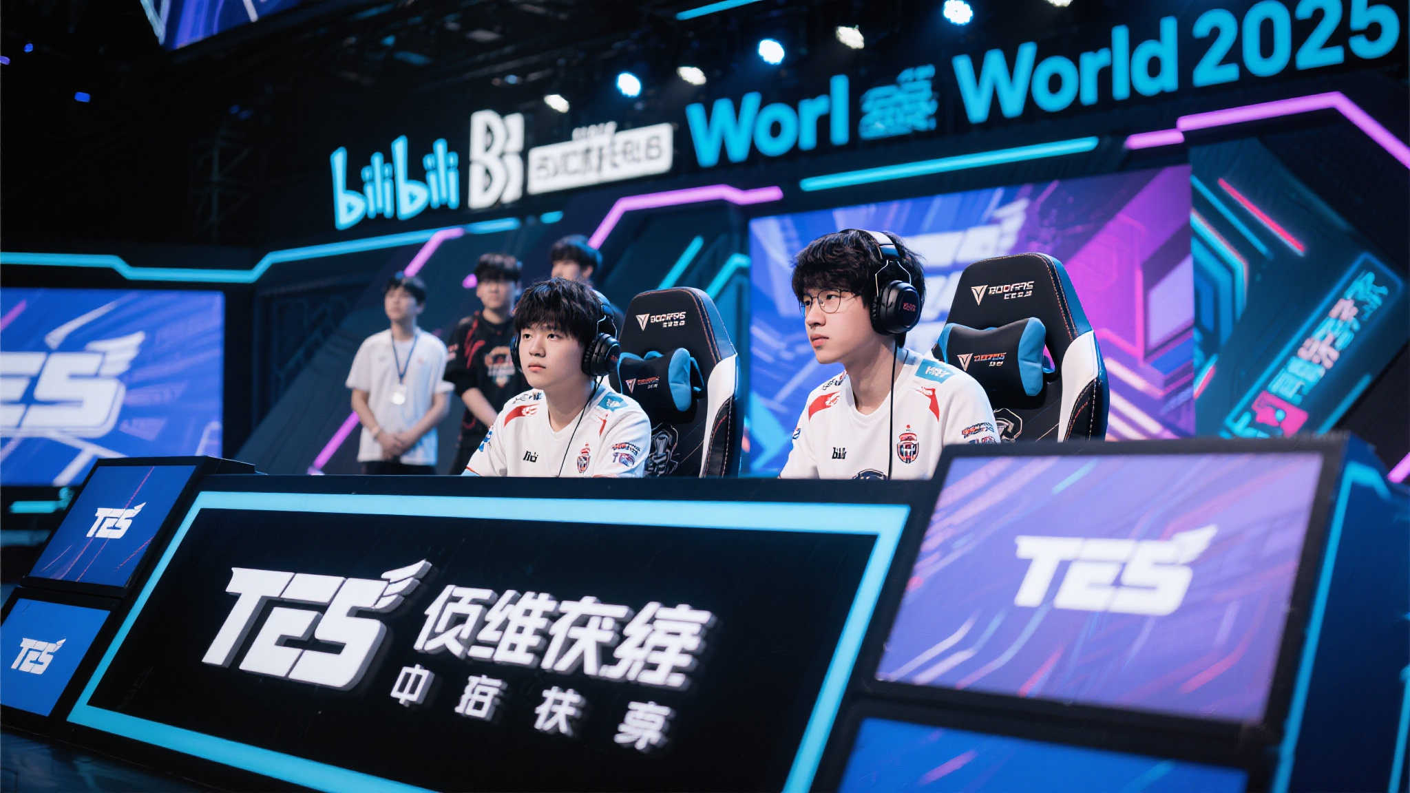 全新出发！佰维存储携手TES战队亮相Bilibili World 2025！